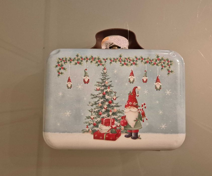 Sprzedam metalową mini śwąteczną walizeczkę na np. prezenty