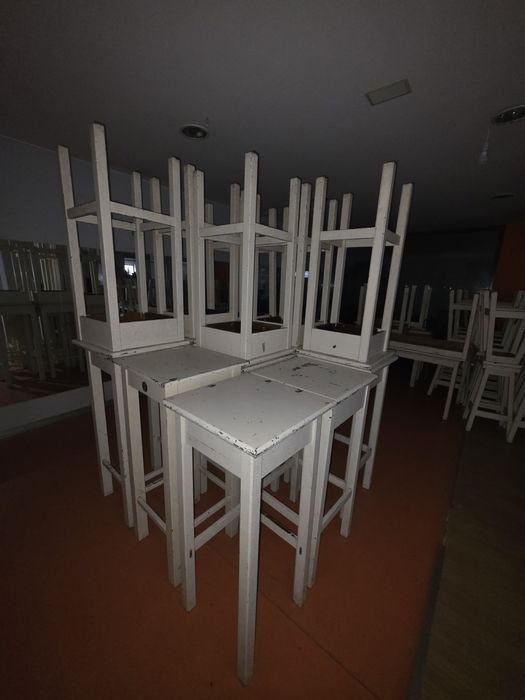 Lote de 15 Mesas altas e 52 bancos bar em madeira