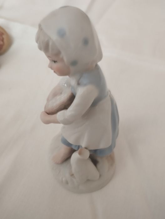 Статуетки фарфорові.