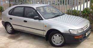 Peças de sobra de um restauro de um Toyota Corolla XLI 16V E10