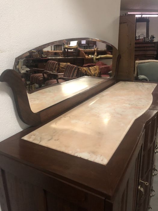 Aparador antigo com pedra de mármore