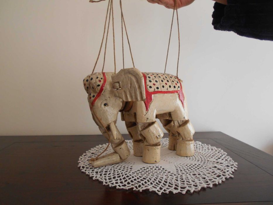 Curiosa marioneta de elefante branco em madeira velha. Origem França.