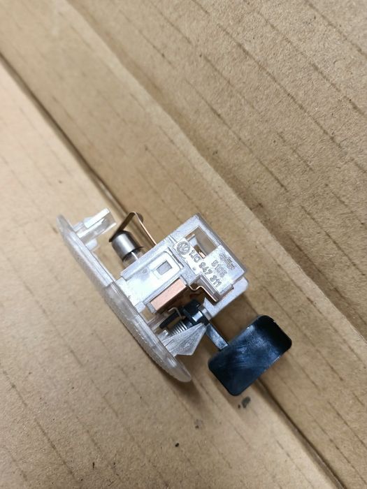 Lampka podświetlenia schowka pasażera VW Skoda Seat