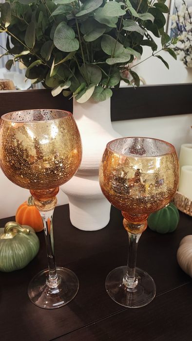 Castiçais lindíssimos em tons dourados