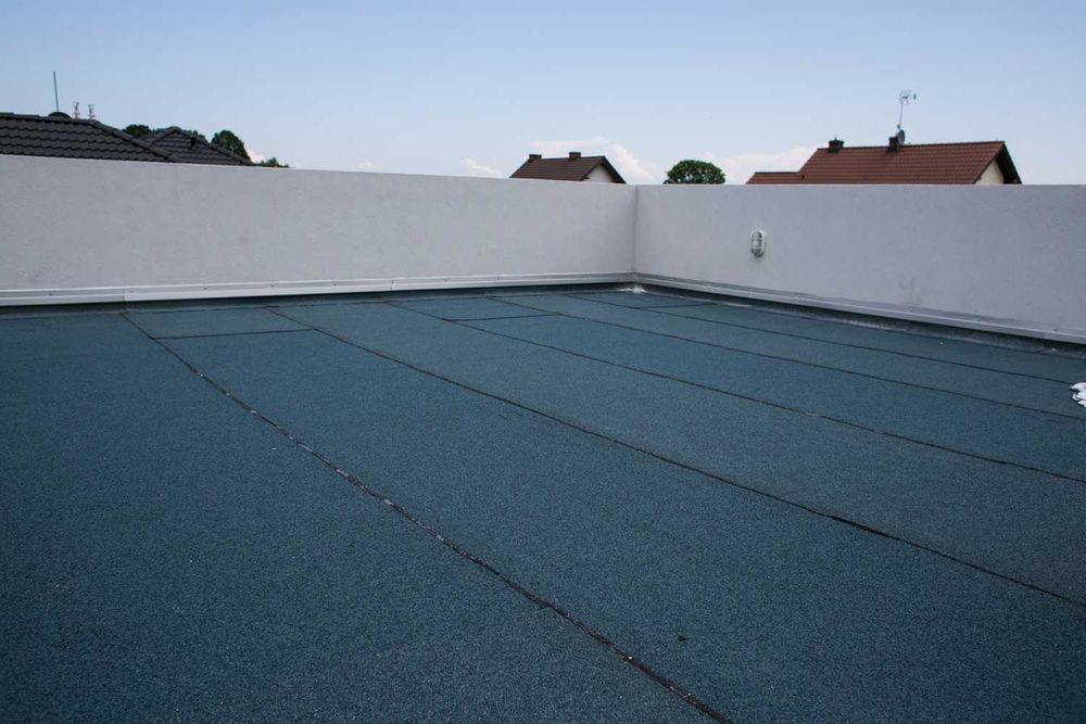 Krycie dachów płaskich, tarasów, balkonów papą termozgrzewalną