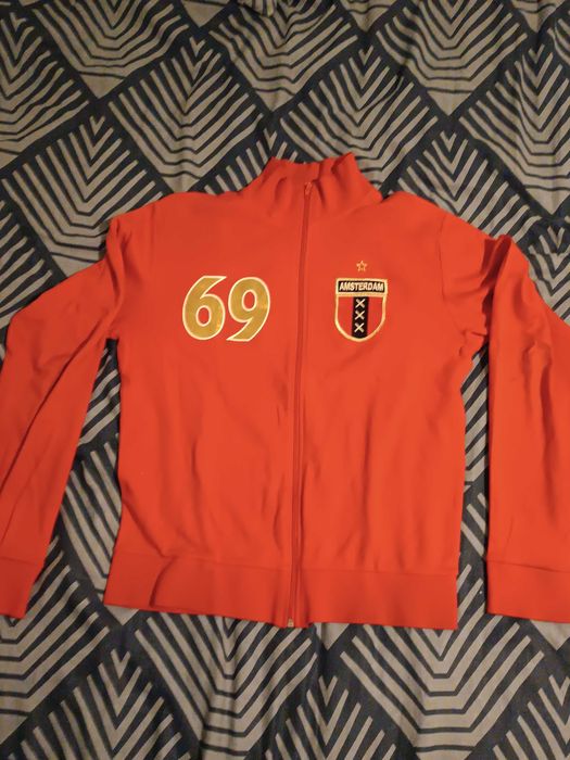 Jasnoczerwony sweter a Amsterdamu