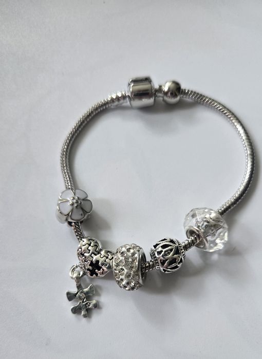 Bransoletka DAMSKA typu charms - kolor srebrny
