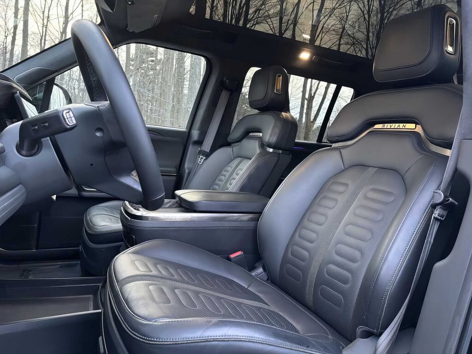 Rivian R1S      2022