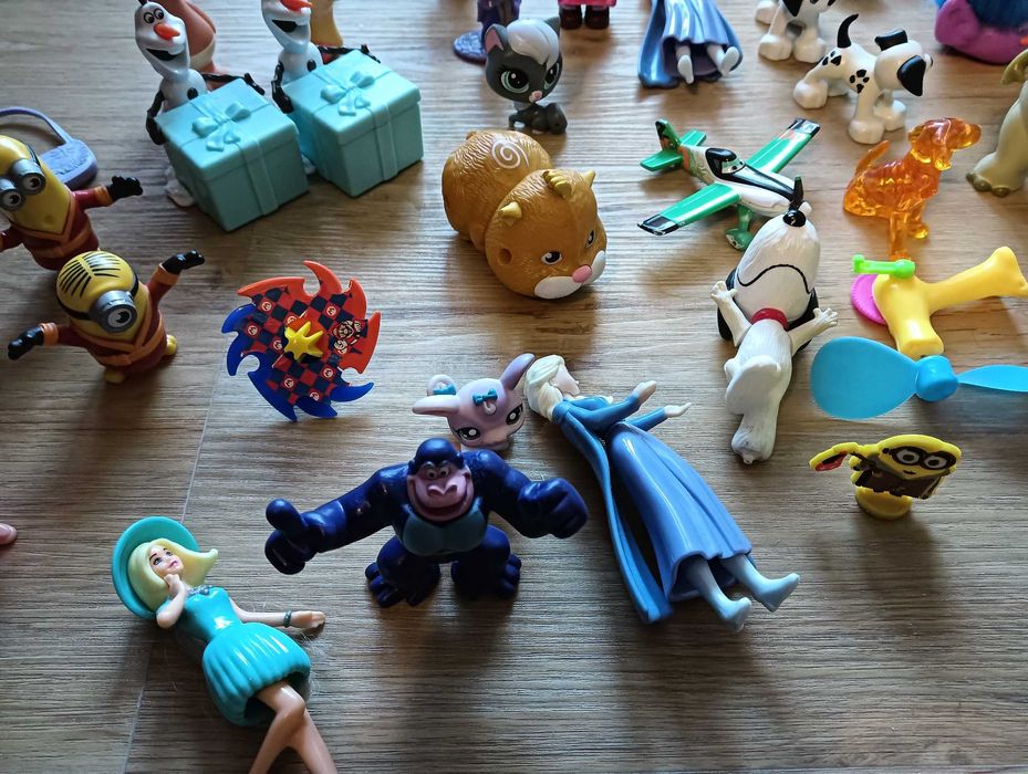 Vários brinquedos miniatura