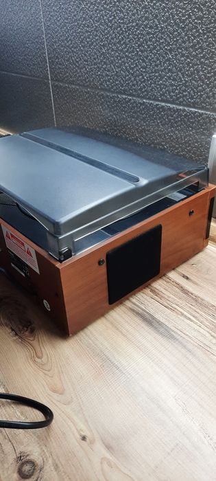 Проигрыватель виниловых пластинок.