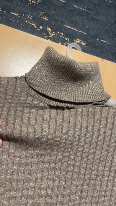 Golf brokatowy z wycięciami