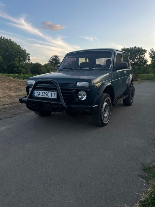 Автомобіль ваз нива 21214