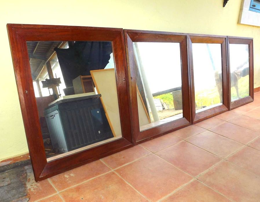 4 espelhos grandes com moldura de madeira
