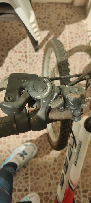 Bicicleta jovens com capacete