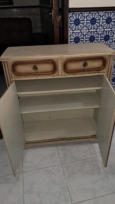 Móvel pintado a óleo