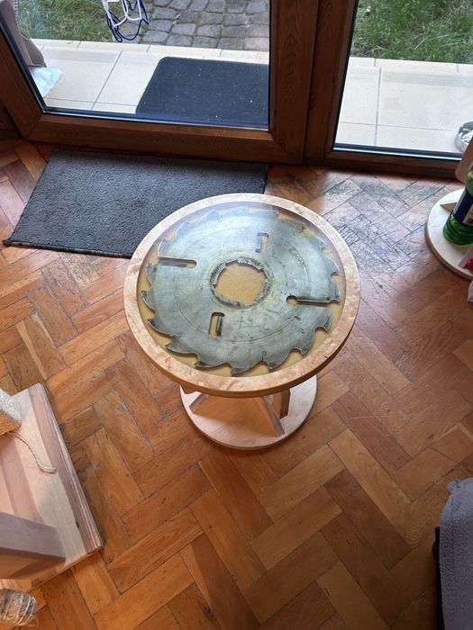 Taboret lub stolik ze sklejki, pila zalana w zywice epoksudowej