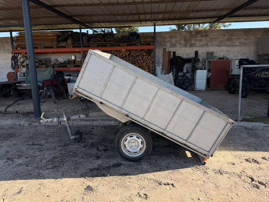 Reboque-Atrelado- Medidas 1.12 ) comprimento  medida 1.50 largura.