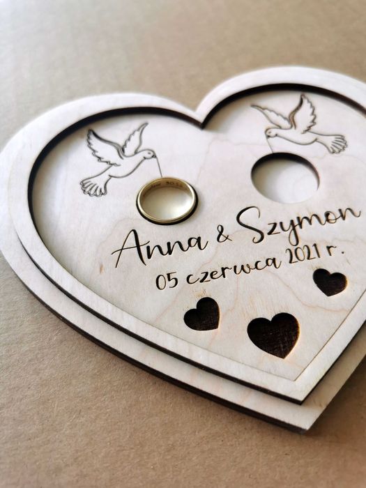 Serce podstawka na obrączki ślubne z grawerem