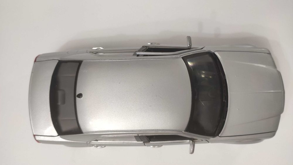 Модель Chrysler 300C Hemi 1/18 Maisto Thailand Silver