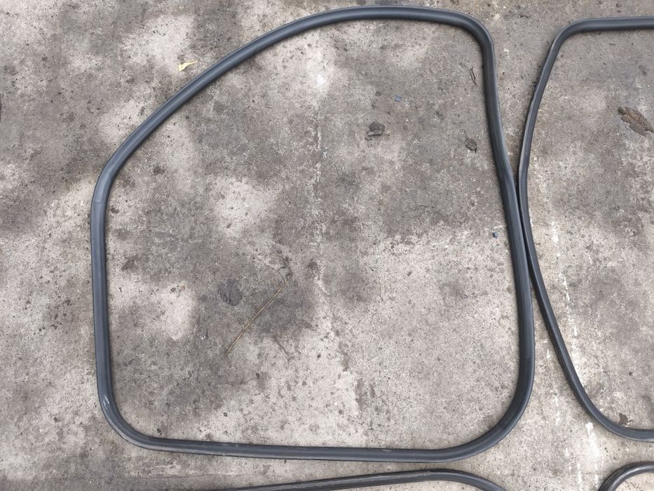 Продам уплотнители дверей на audi a4 b5