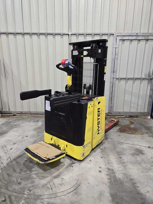 Porta-Paletes Elétrico Triplex Marca Hyster