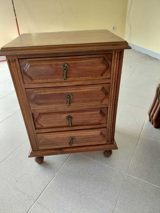 Cama de solteiro com uma mesinha de cabeceira