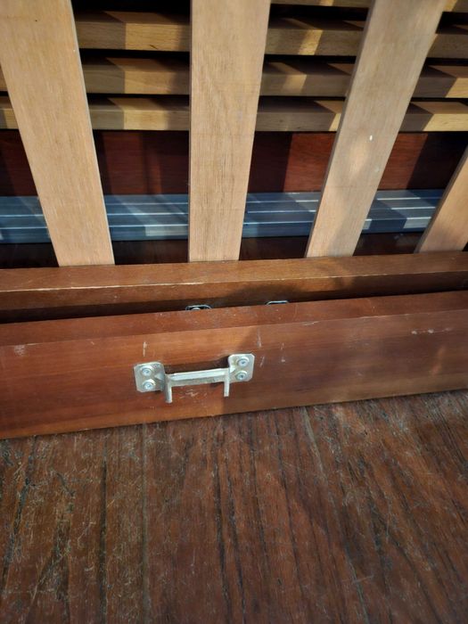 Cama de solteiro em madeira