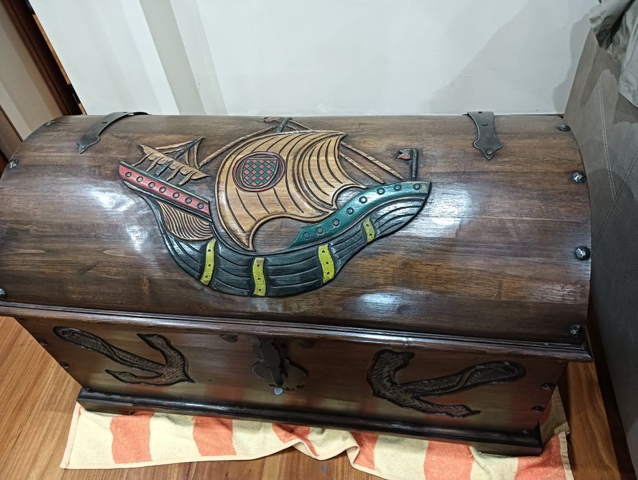 Baú em madeira muito bonita como nova