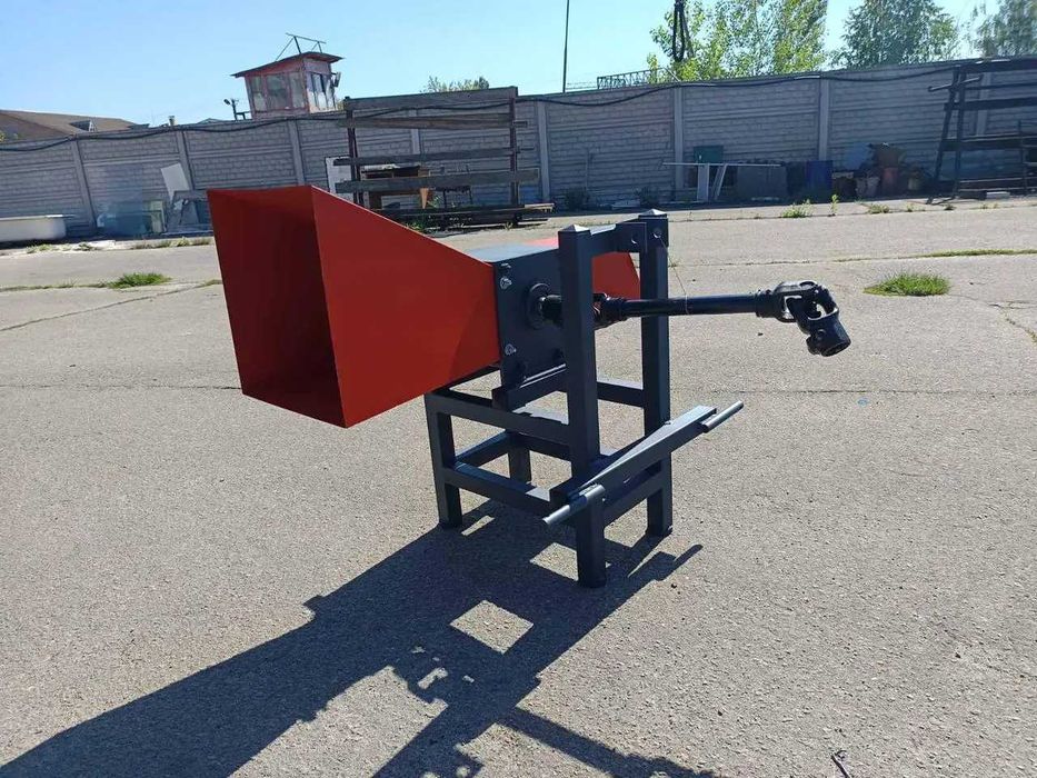 Подрібнювач гілок під ВОМ з карданом, дровоколом ∅ 80 мм і столом