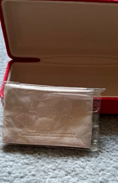 Oryginalne etui na okulary Carolina Herrera – nowe