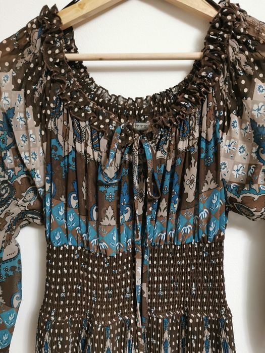 Vestido em tons azuis e castanhos Zara