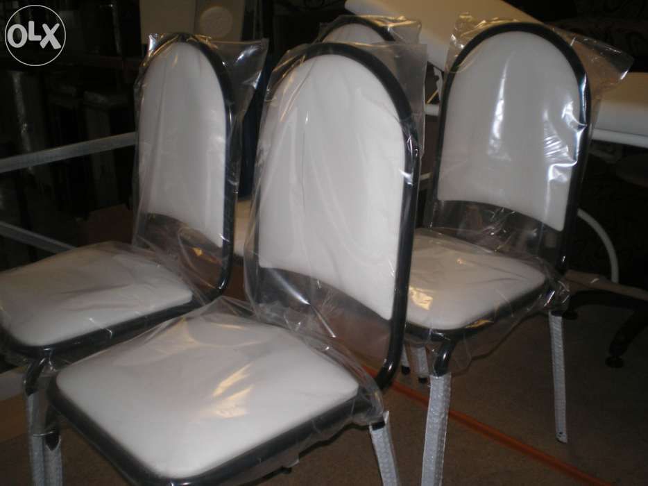 Cadeira com estofo branca “Novas”.