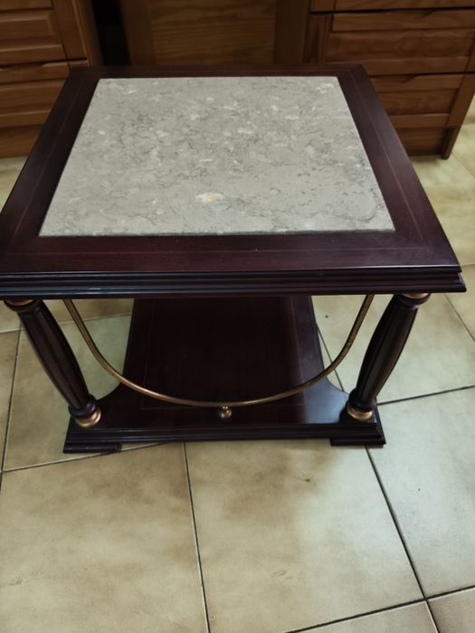 Mesa de centro, com pedra mármore.