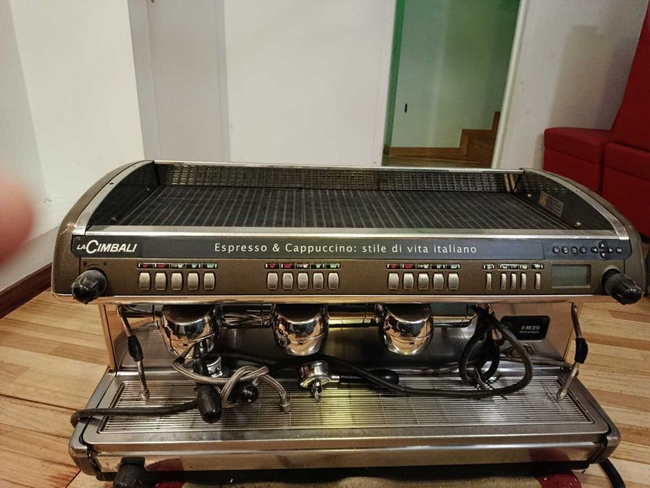 Máquina de café profissional La Cimbali, dois moinhos, tudo como novo.