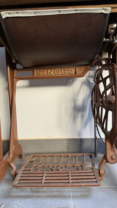 Maquina antiga de costura já eletrificada SINGER