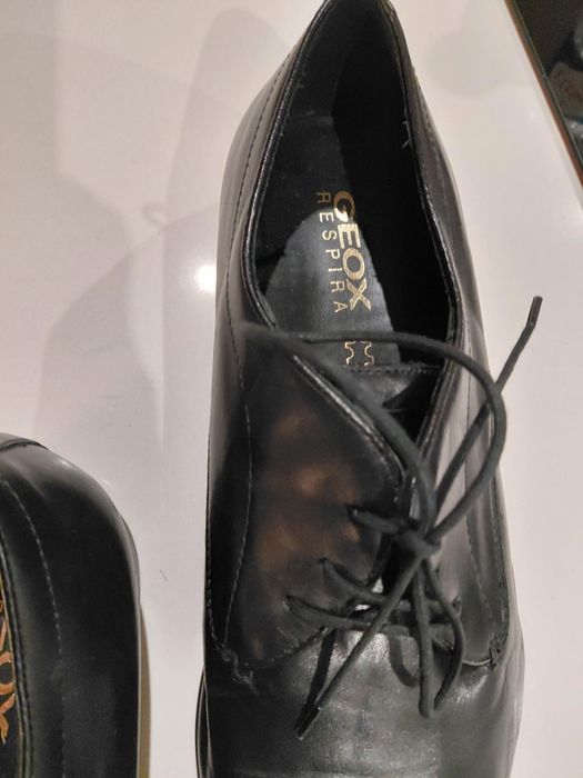 Sapatos pretos de homem
