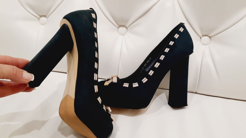 Туфли на высоком каблуке и скрытой платформе