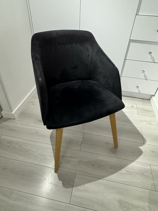 Krzesło/fotel czarne do biurka/jadalni z drewnianymi nogami