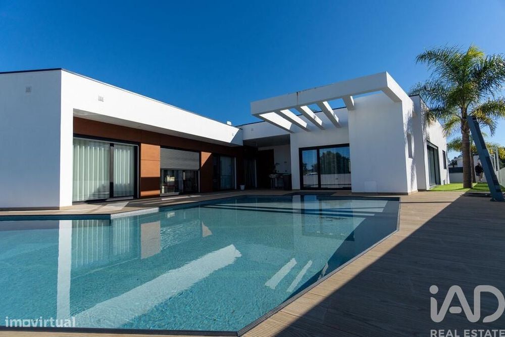 Moradia térrea T6 em Gâmbia-Pontes-Alto da Guerra de 294 m2