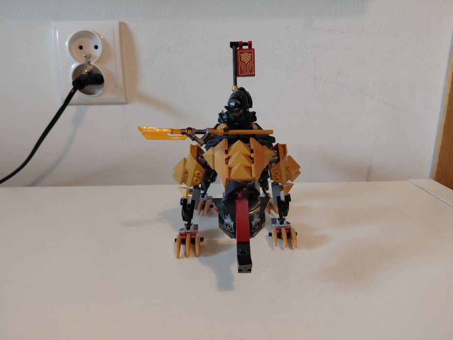 LEGO Ninjago 71790 Ogar łowców smoków