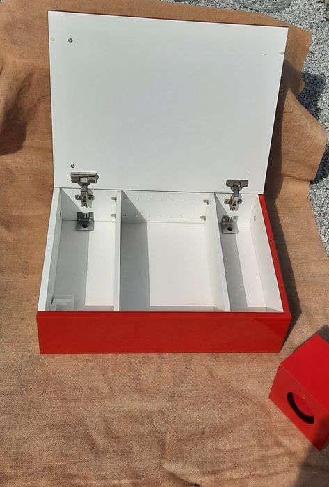 Armário para wc que nunca foi usado com oferta do relógio.