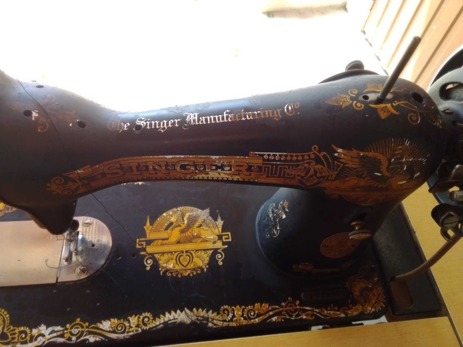 Maquina de costura da Singer, muito antiga.