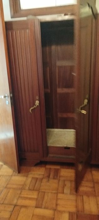 Guarda-Roupa Antigo em Madeira Maciça – 3 Portas com Espelho