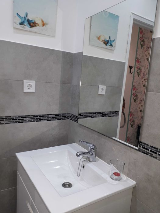 Alugo Quarto  equipado com frigorífico e TV LED no interior
