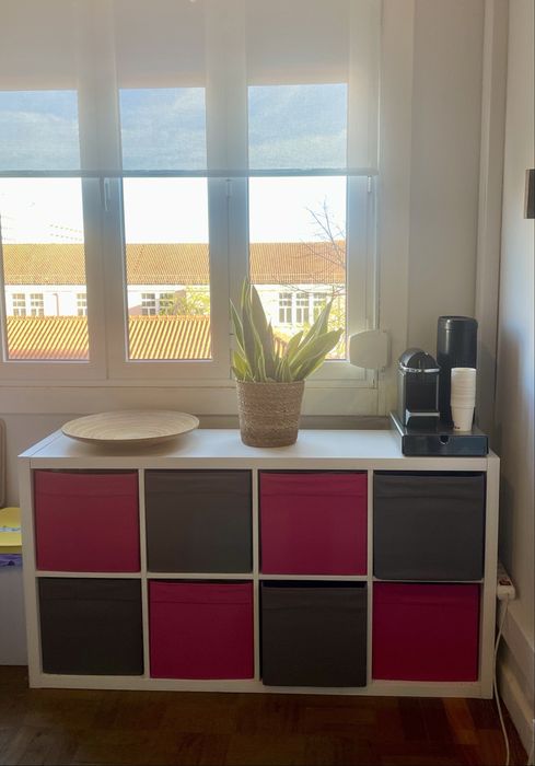 Estante IKEA KALLAX com 8 caixas de tecido