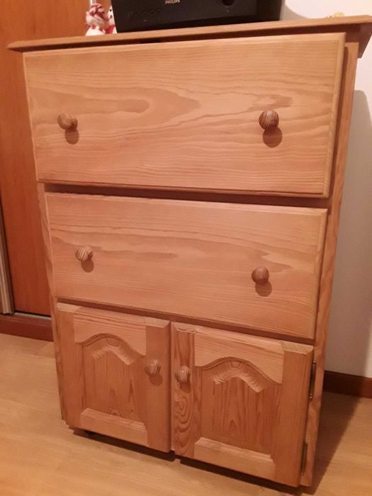 Comoda em pinho maciço com rodas