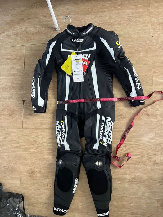 Fatos  motard criança Mugen Race Ohvale  perfurado