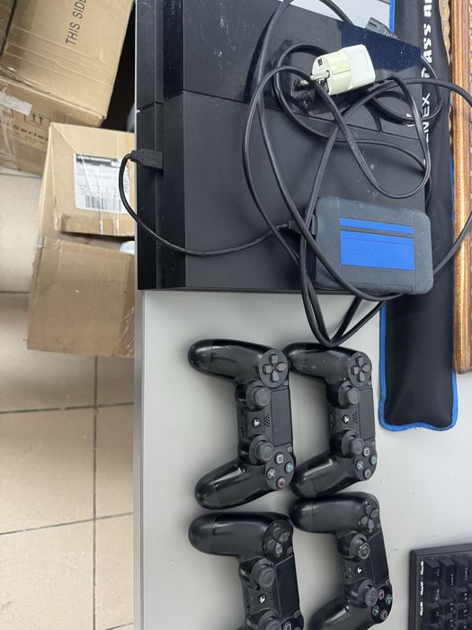 Продам приставку PS 4