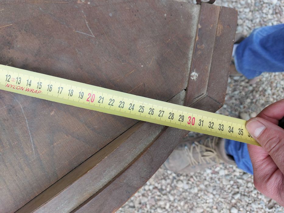 Przeszklona narożna szafka drewniana wisząca