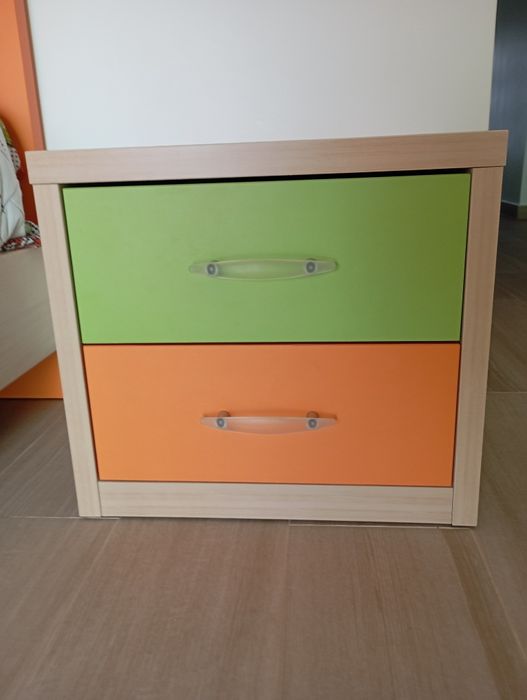 Cama de solteiro completa com mesa de cabeceira